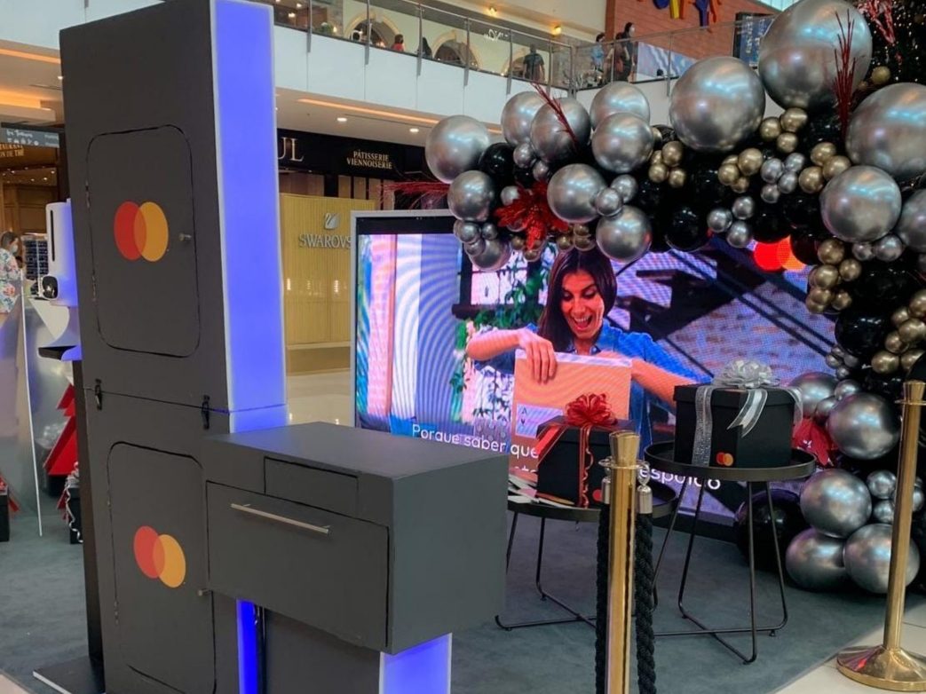 Premium Photo Booth con branding de marca en una activación